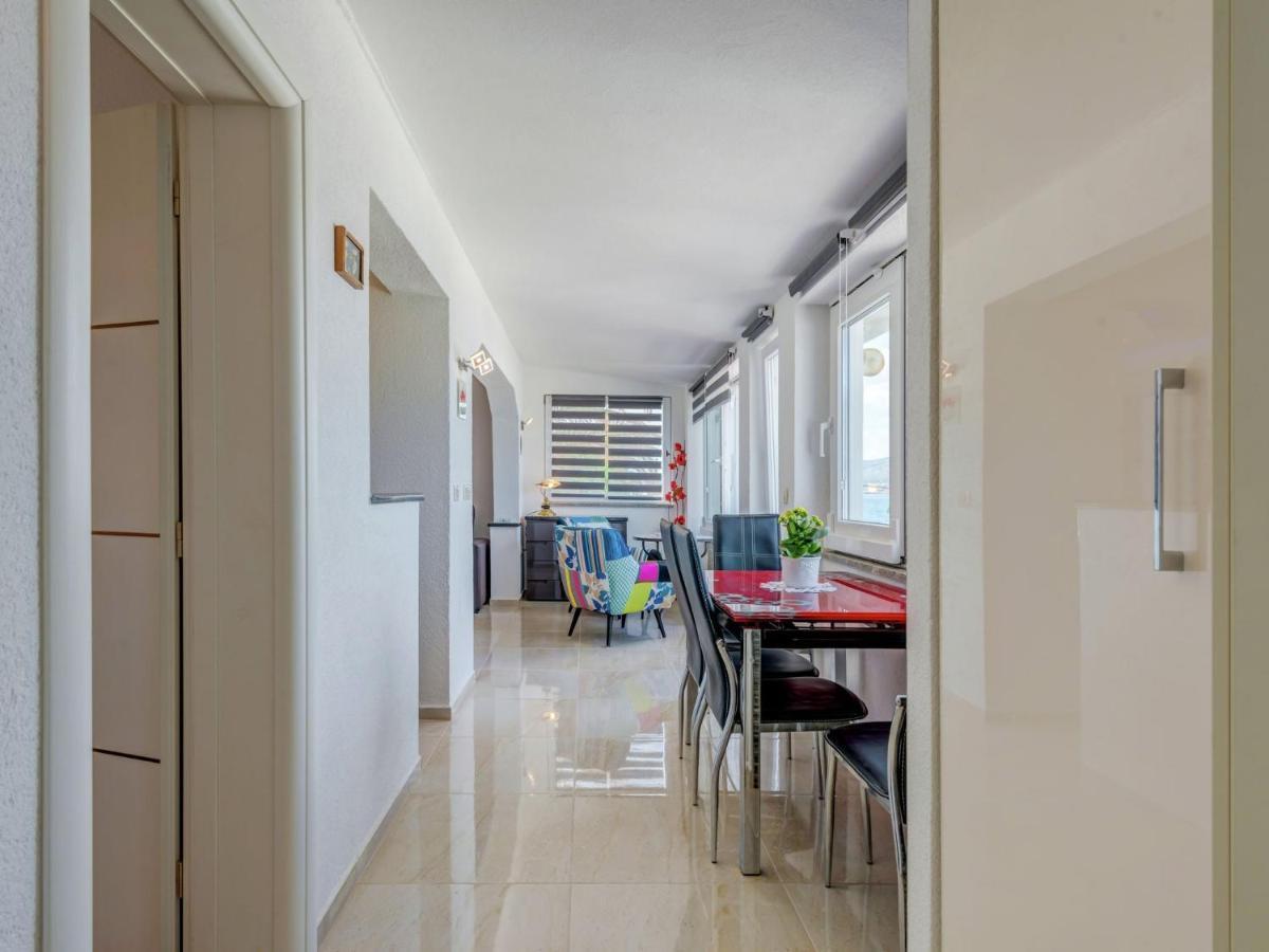 Spacious Apartment In Arbanija With Terrace トロギール エクステリア 写真