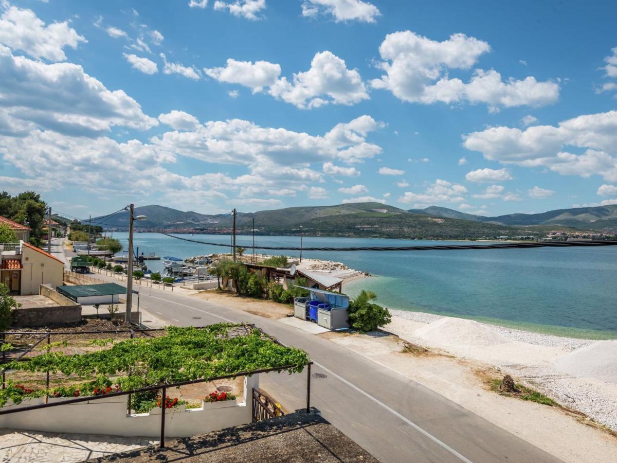 Spacious Apartment In Arbanija With Terrace トロギール エクステリア 写真