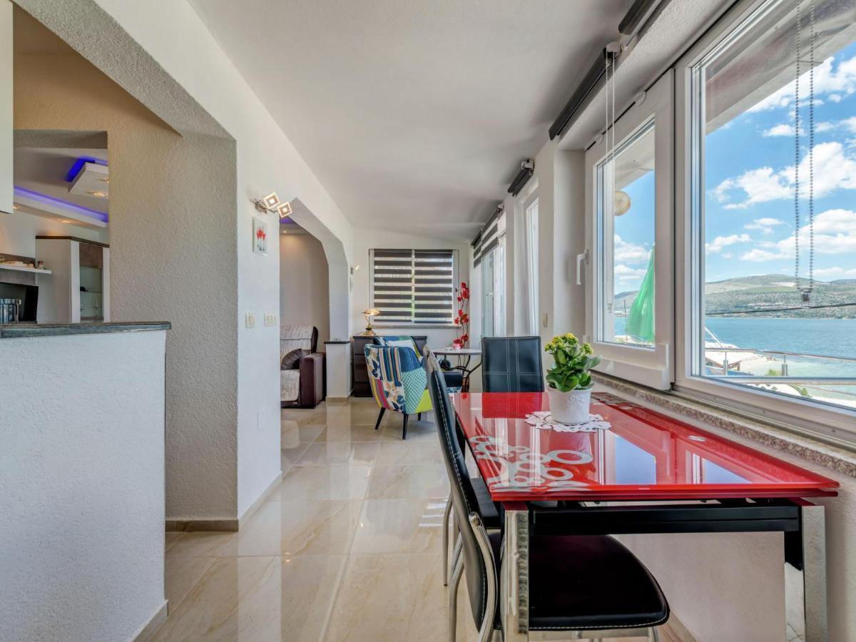 Spacious Apartment In Arbanija With Terrace トロギール エクステリア 写真